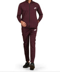 Jaakad siib hore leh iyo surwaal dheer oo maroon ah, leh astaanta Nike oo cad