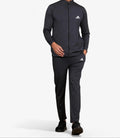 Jaakad madow oo siib hore leh iyo surwaal dheer madow oo leh astaanta Adidas