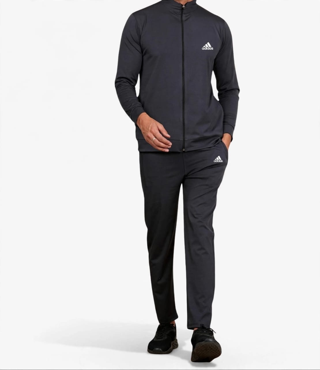 Jaakad madow oo siib hore leh iyo surwaal dheer madow oo leh astaanta Adidas