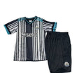 Funaanad xariijimo madow iyo caddaan ah iyo surwaal gaaban madow oo leh astaanta Newcastle