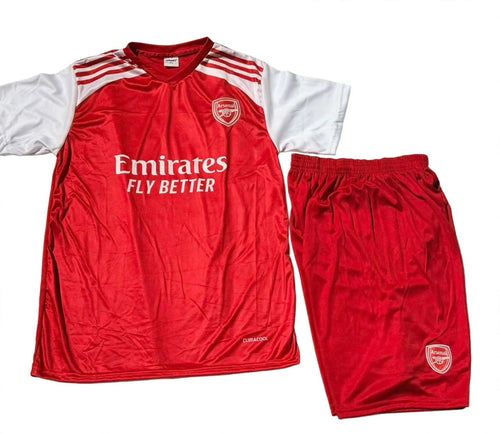 Funaanad Arsenal casaan ah oo gacmo cad leh iyo surwaal gaaban casaan ah